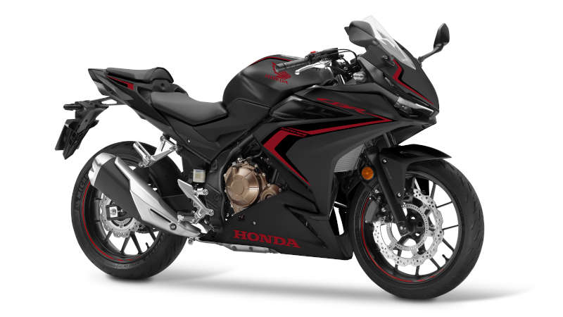 CBR500R, trojštvrťový záber z pravej strany spredu, štúdiový záber, KONŠTRUKCIA S ŤAŽISKOM UMIESTNENÝM V STREDE