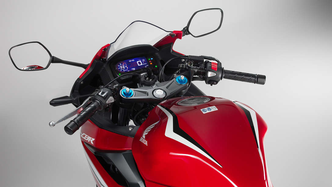 CBR500R, priblížený pohľad na kokpit