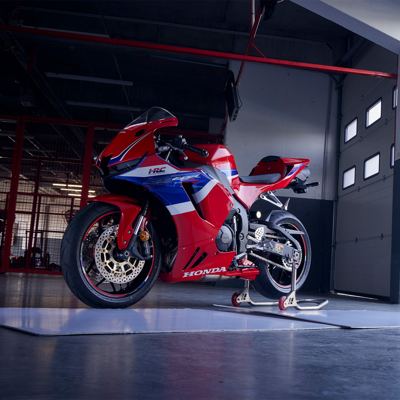 Trojštvrťový statický záber na model CBR600RR v depe na okruhu.