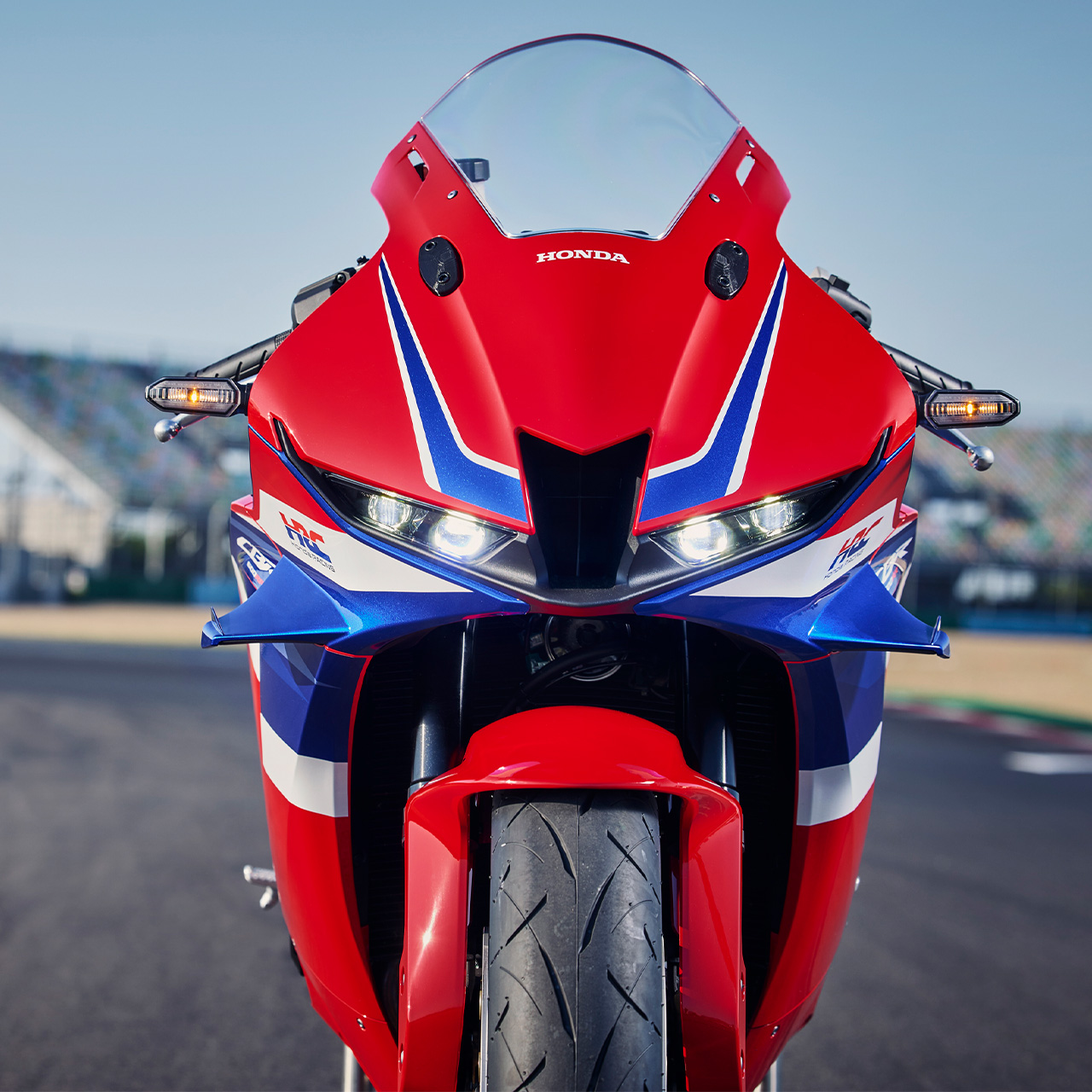 Detailný záber na logo HRC na modeli CBR600RR.