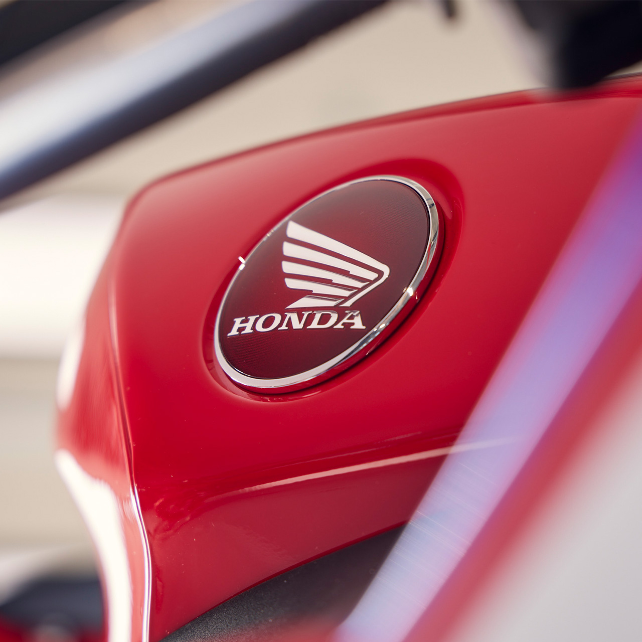 Detailný záber na logo Honda na modeli CBR600RR