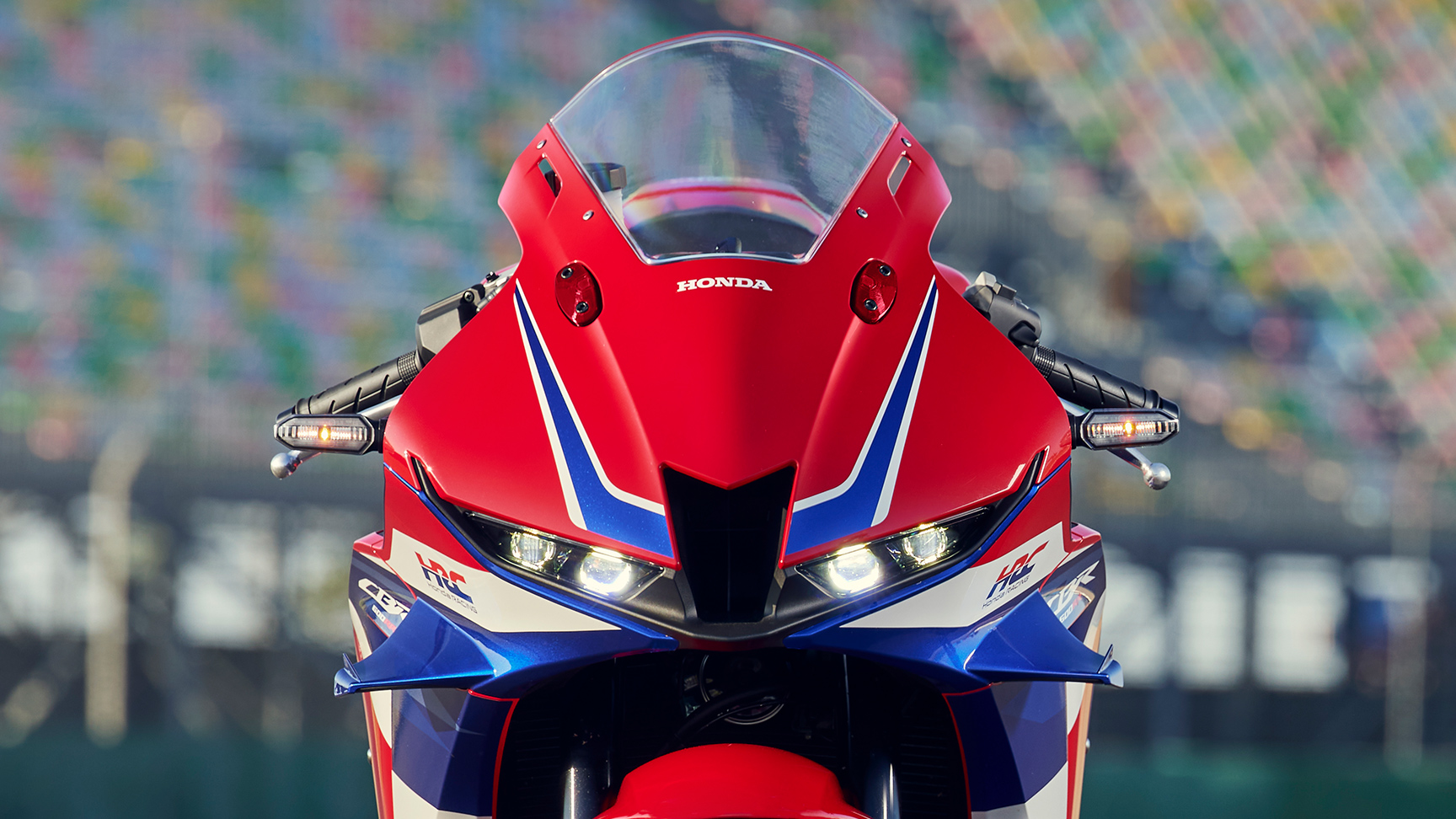 Detailný záber na logo HRC na modeli CBR600RR.