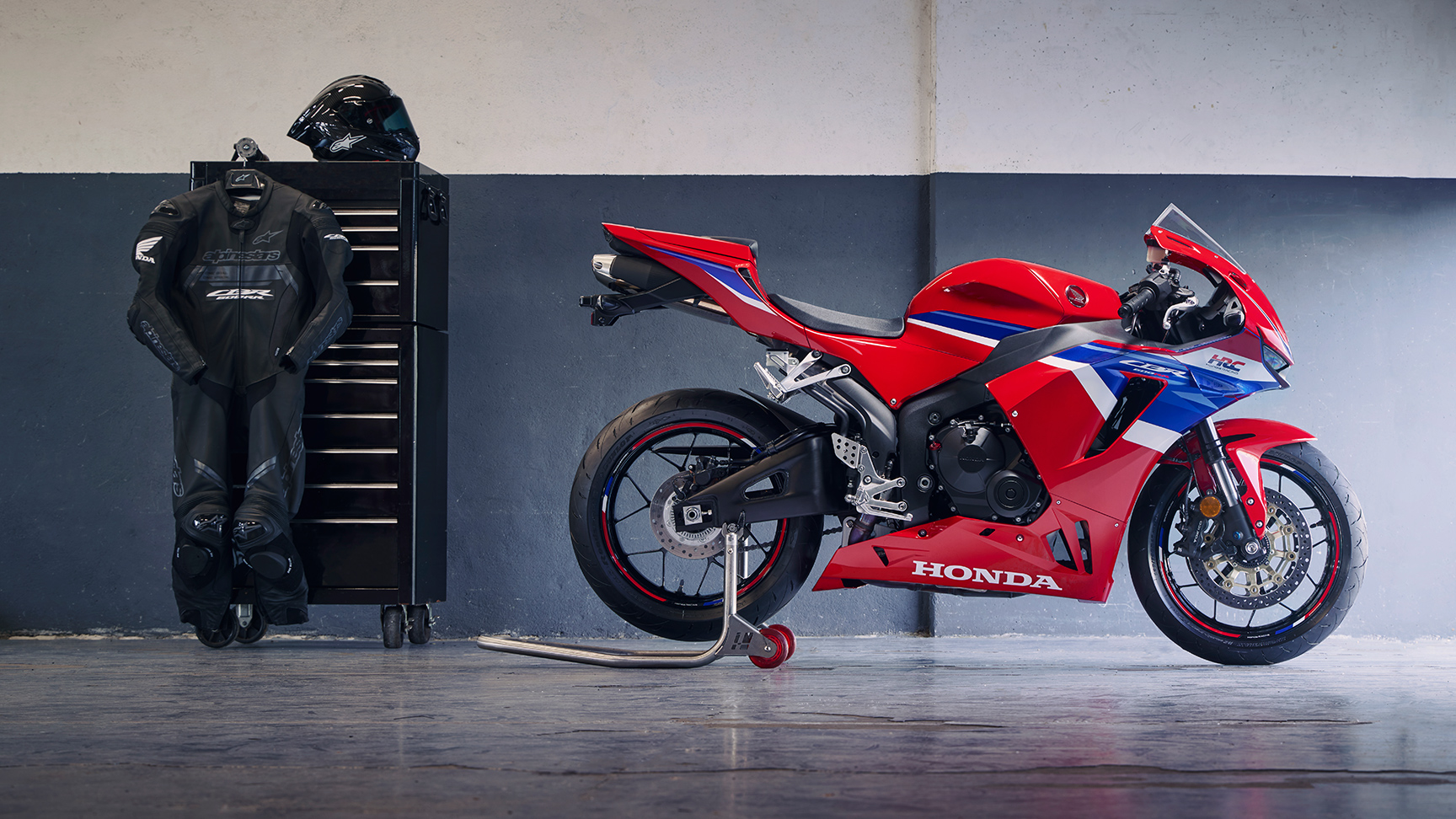 Statický záber modelu CBR600RR v garáži na okruhu.
