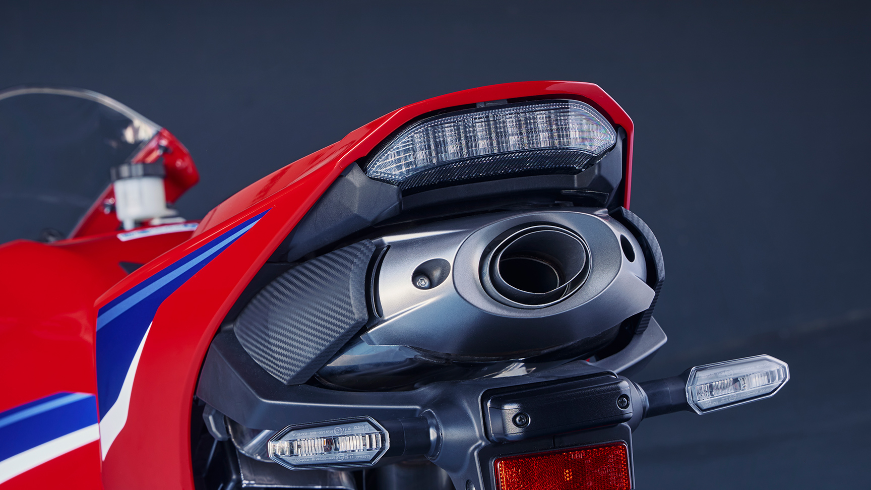 CBR600RR – jeden stredový tlmič výfuku.