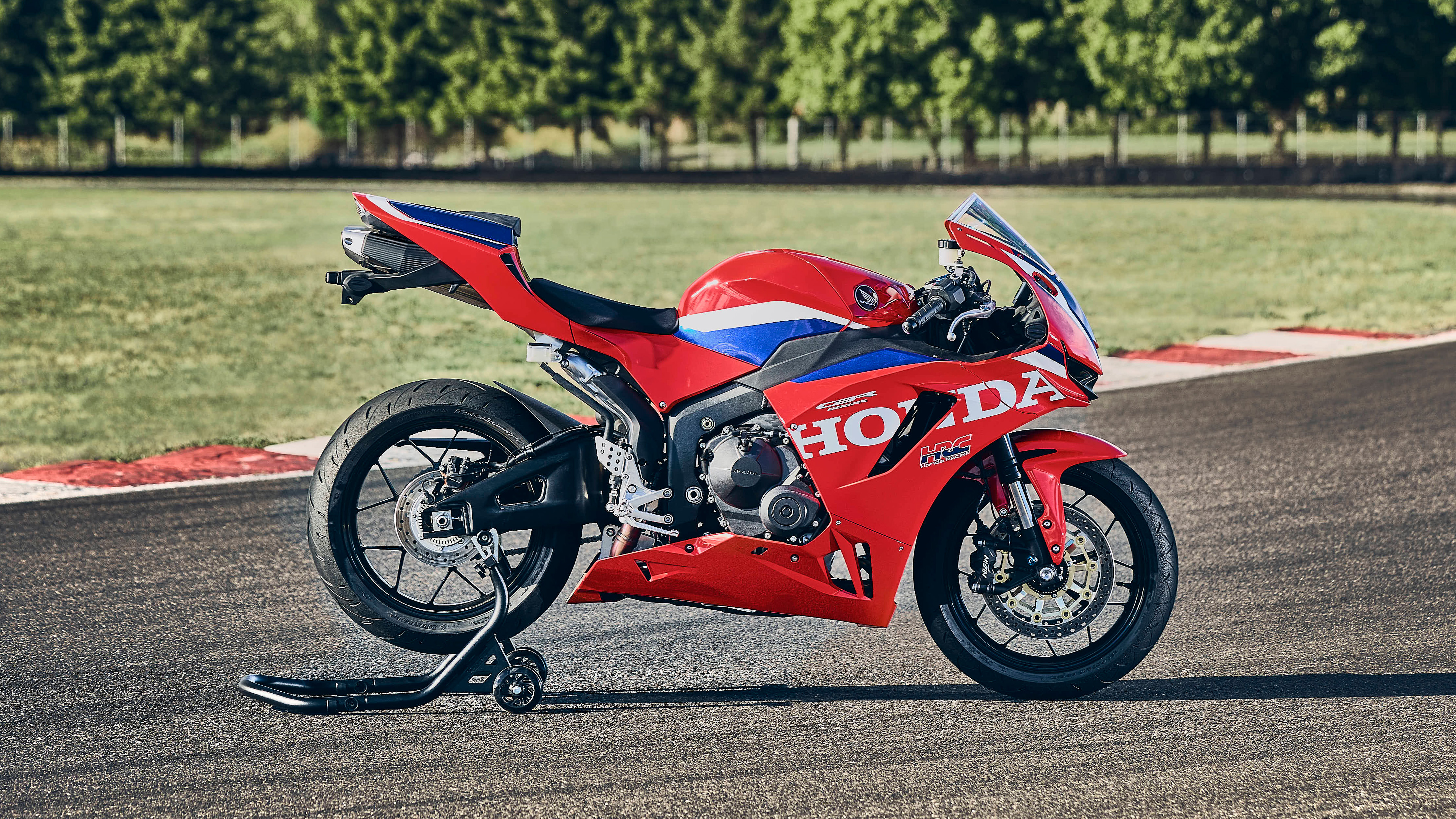 Trojštvrťový statický záber na model CBR600RR v depe na okruhu.