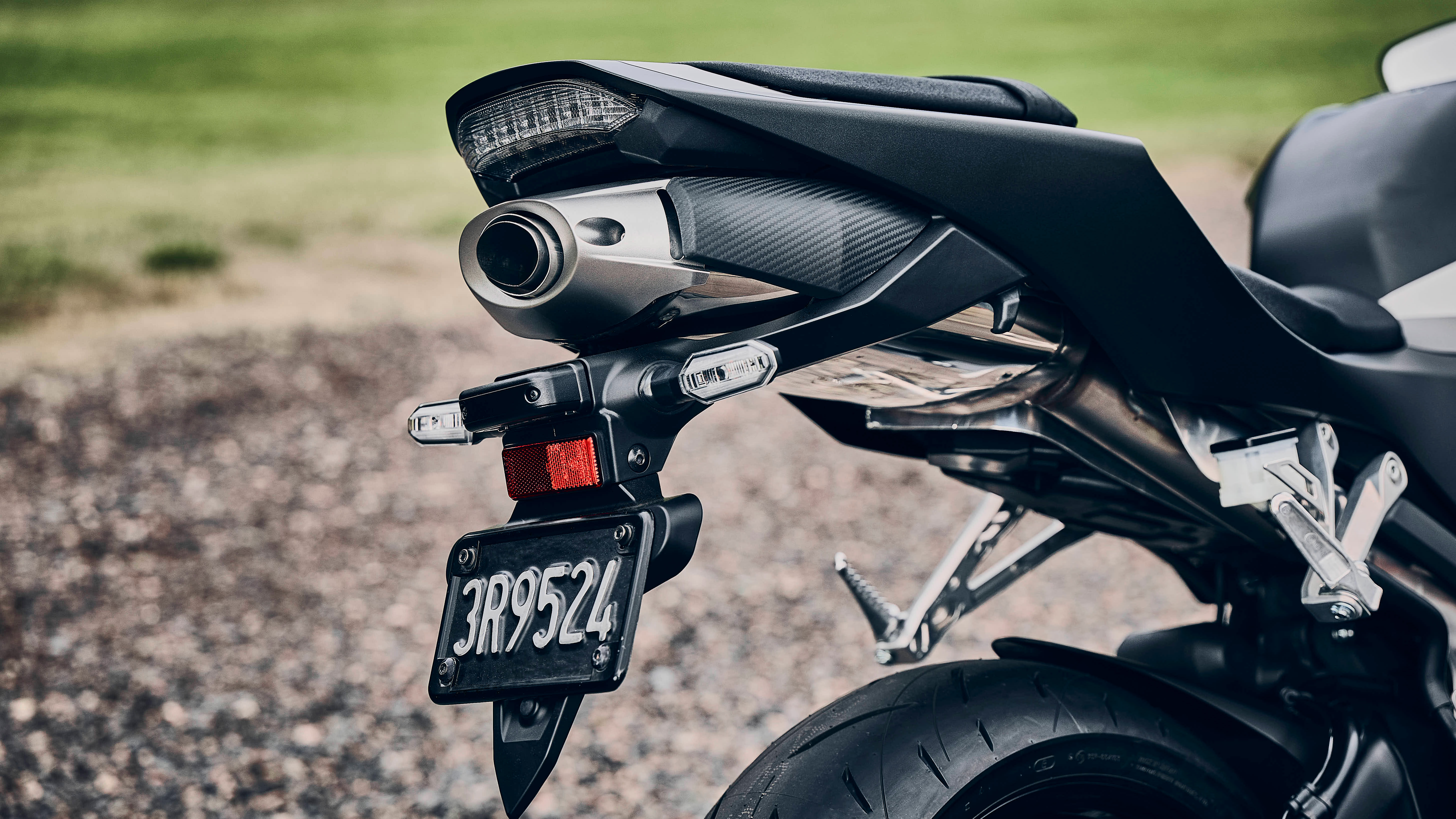 Detail jazdca za riadidlami modelu CBR600RR.