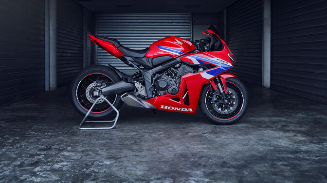 Pohľad spredu na model Honda CBR650R na pobrežnej ceste. 