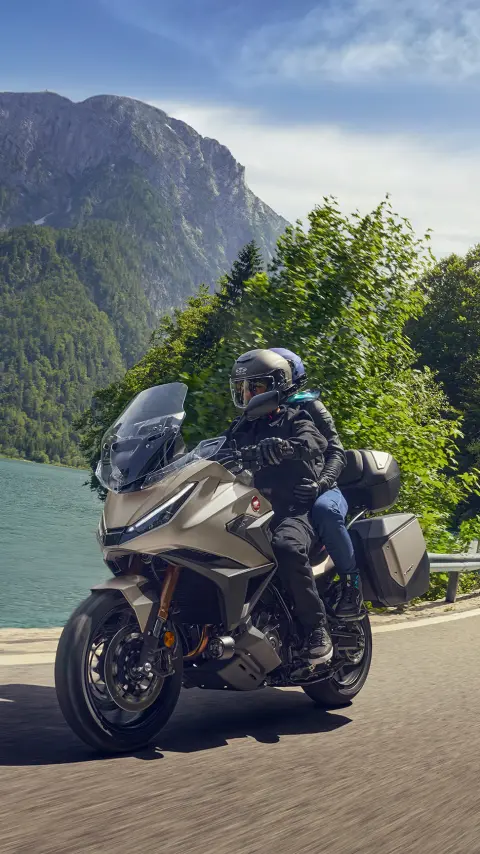 Trojštvrťový dynamický záber spredu na model NT1100 so spolujazdcom